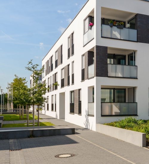 Moderne Neubau Immobilien, Mehrfamilienhäuser in neuer Wohnanlage in der Stadt